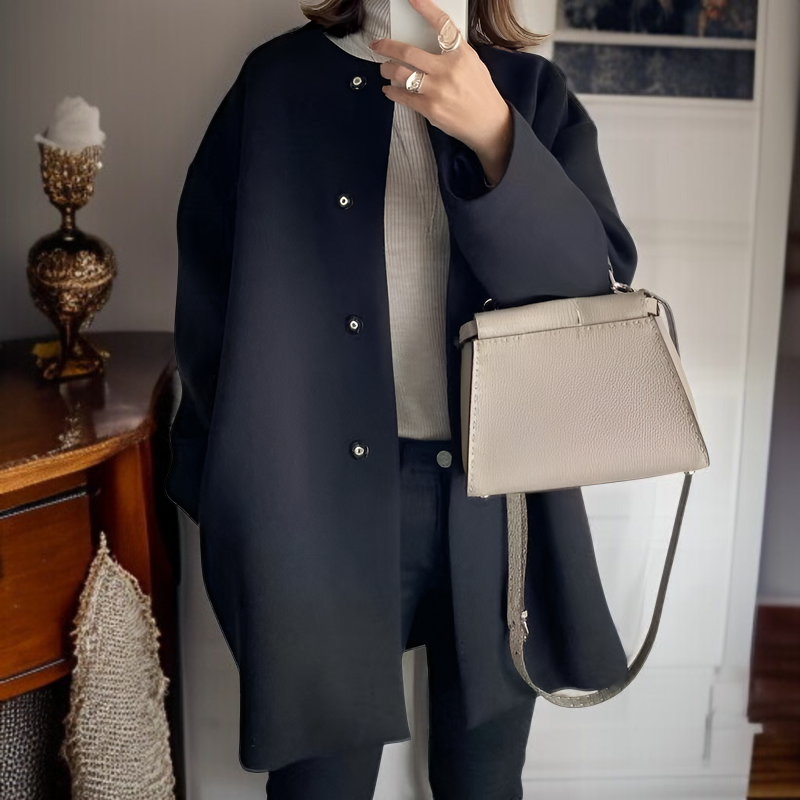 모델이 착용한 일자핏 모직 코트 앞모습