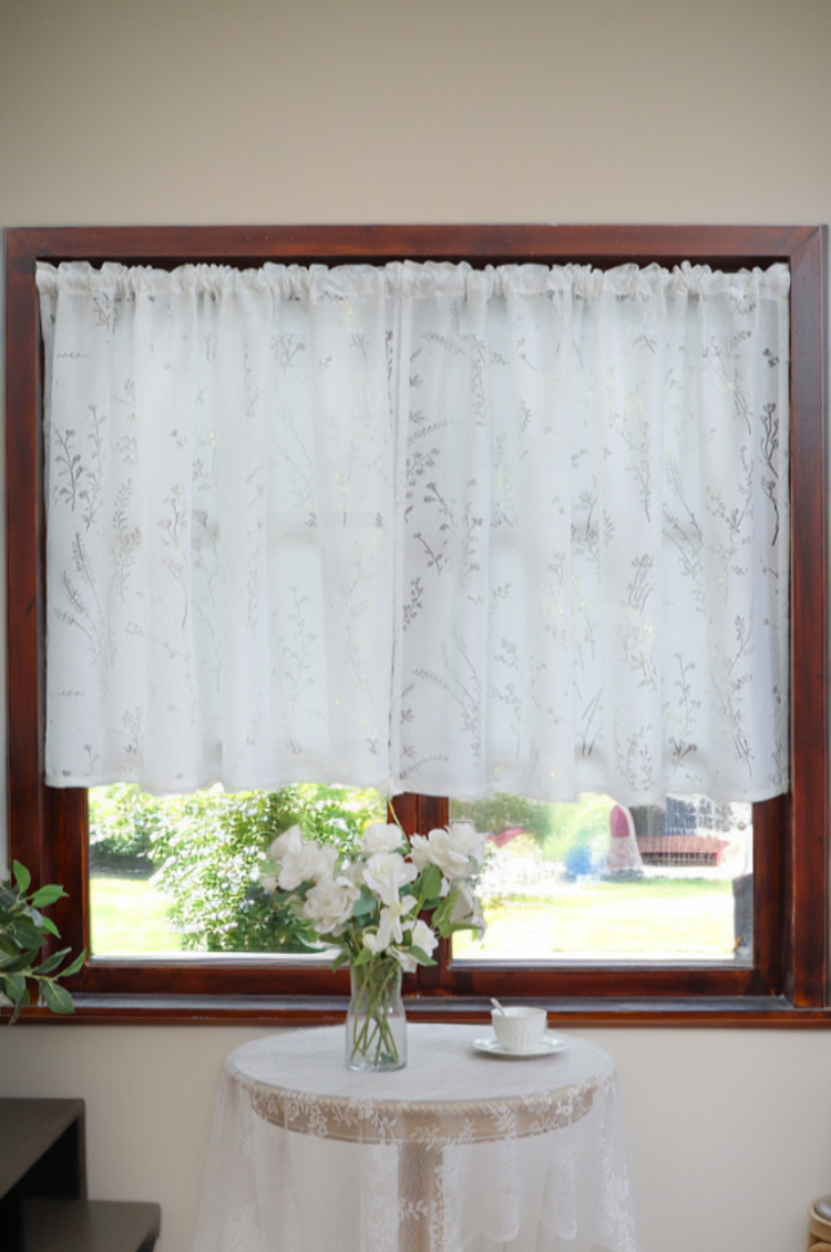 出窓にぴったりなフレンチレースカーテン