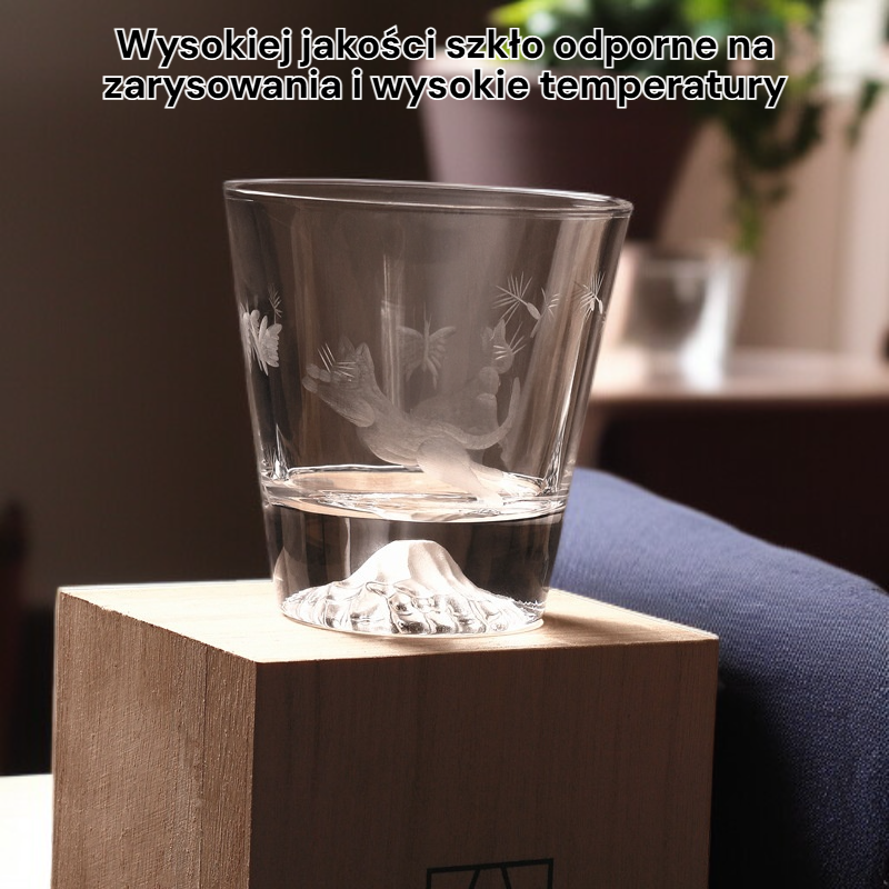 Szklanka z kotem w stylu japońskim i śnieżną Górą Fuji