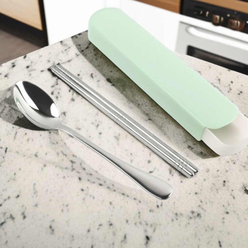 طقم ملاعق وأعواد أكل محمولة بألوان الباستيل