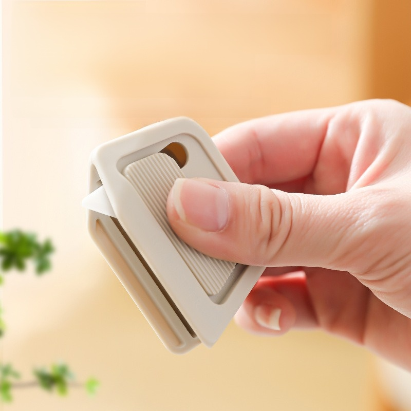 Auto-Retractable Safety Box Cutter