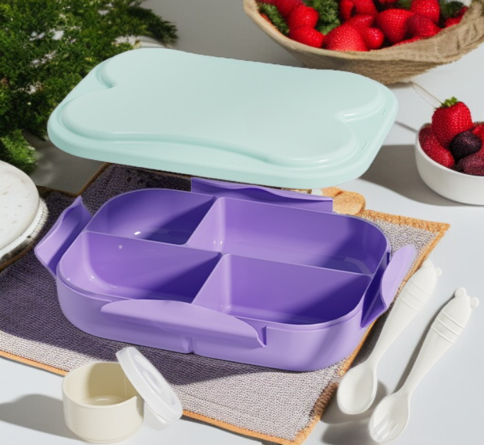 도시락 덮개를 열어 신선한 음식 확인