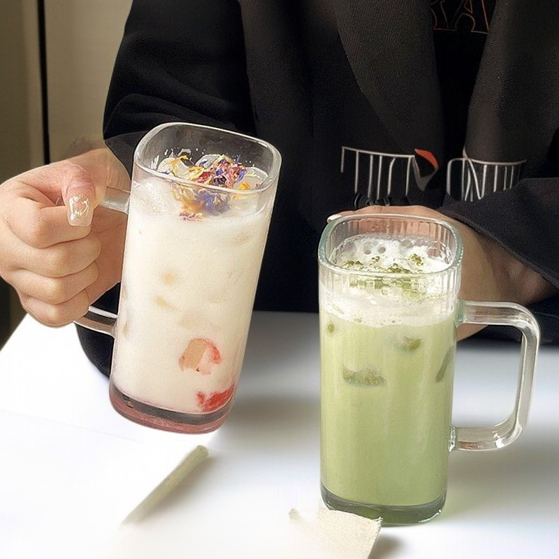 손에 잡기 편한 유리 물컵