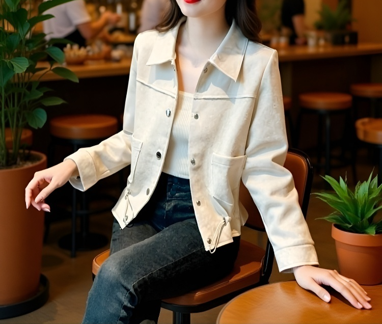 편안한 핏의 트렌치코트 전신샷