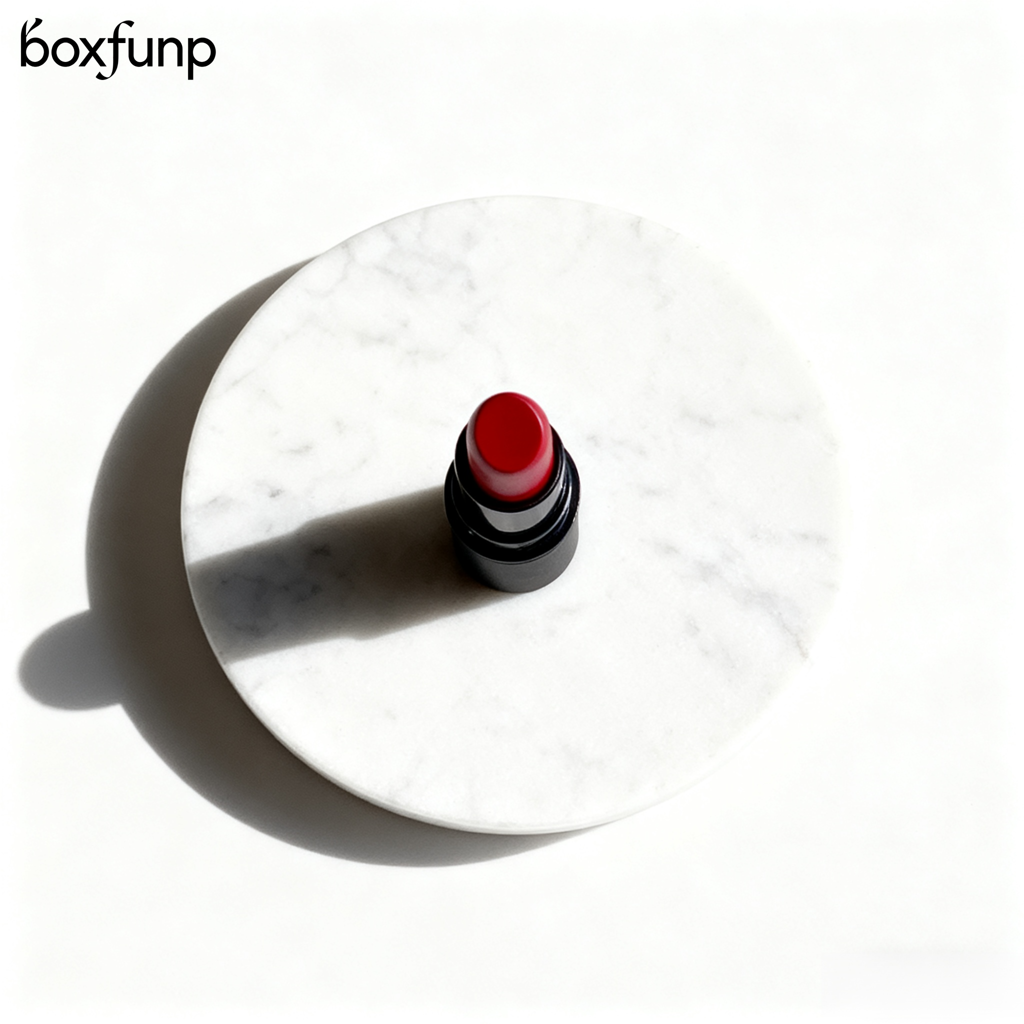 선명한 컬러의 매트 립스틱