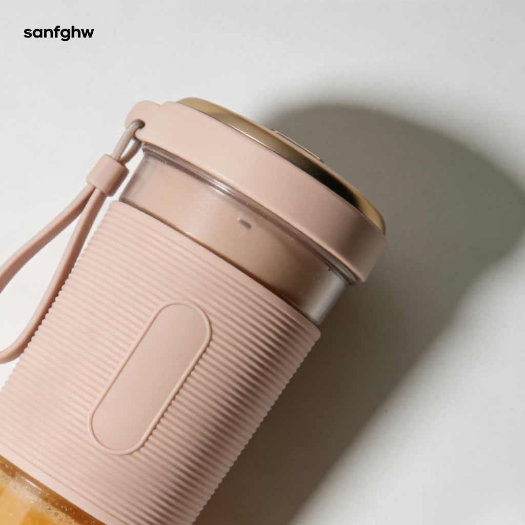 Tragbarer wiederaufladbarer Entsafter mit frischen Früchten