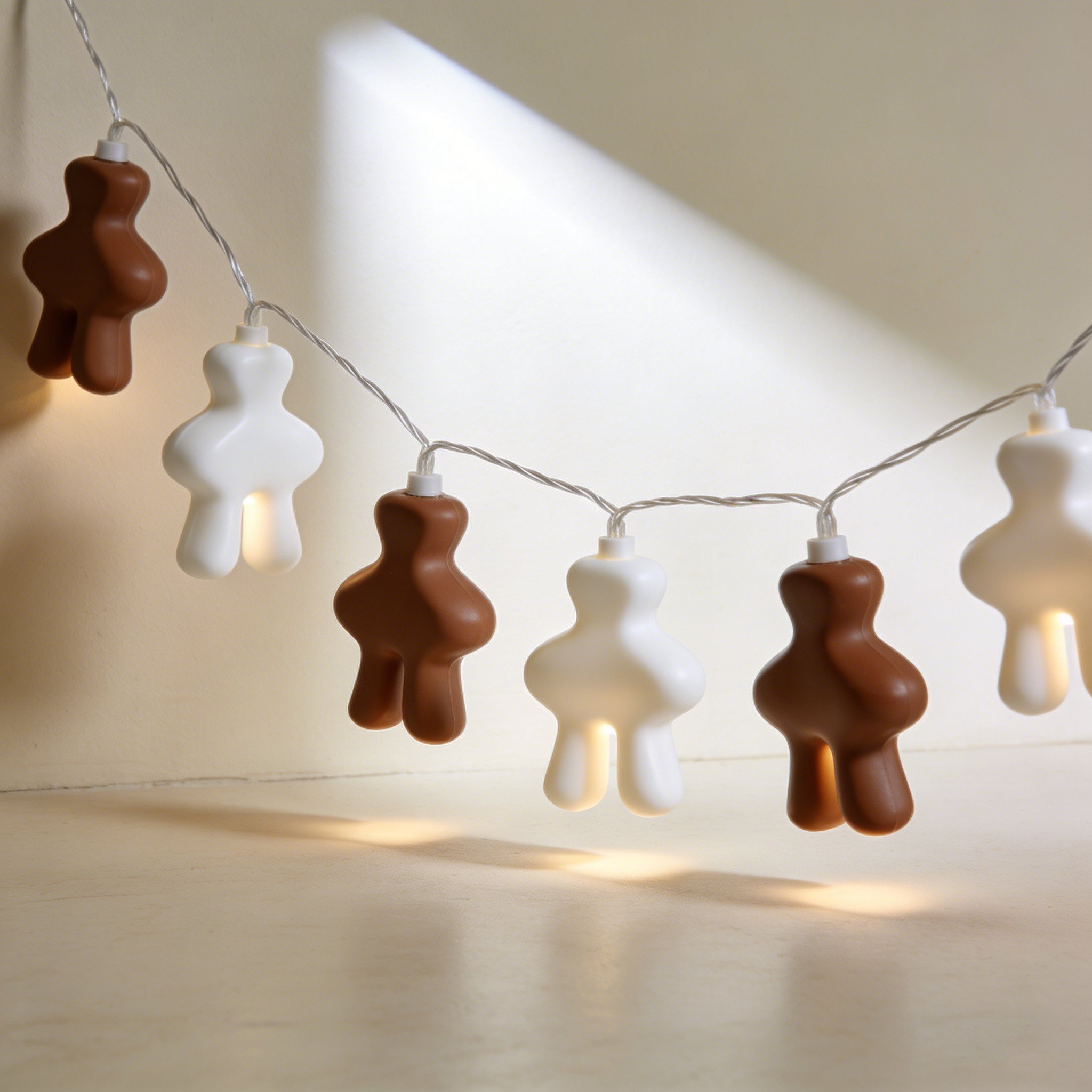 귀여운 캐릭터 장식 조명 줄 전체 이미지