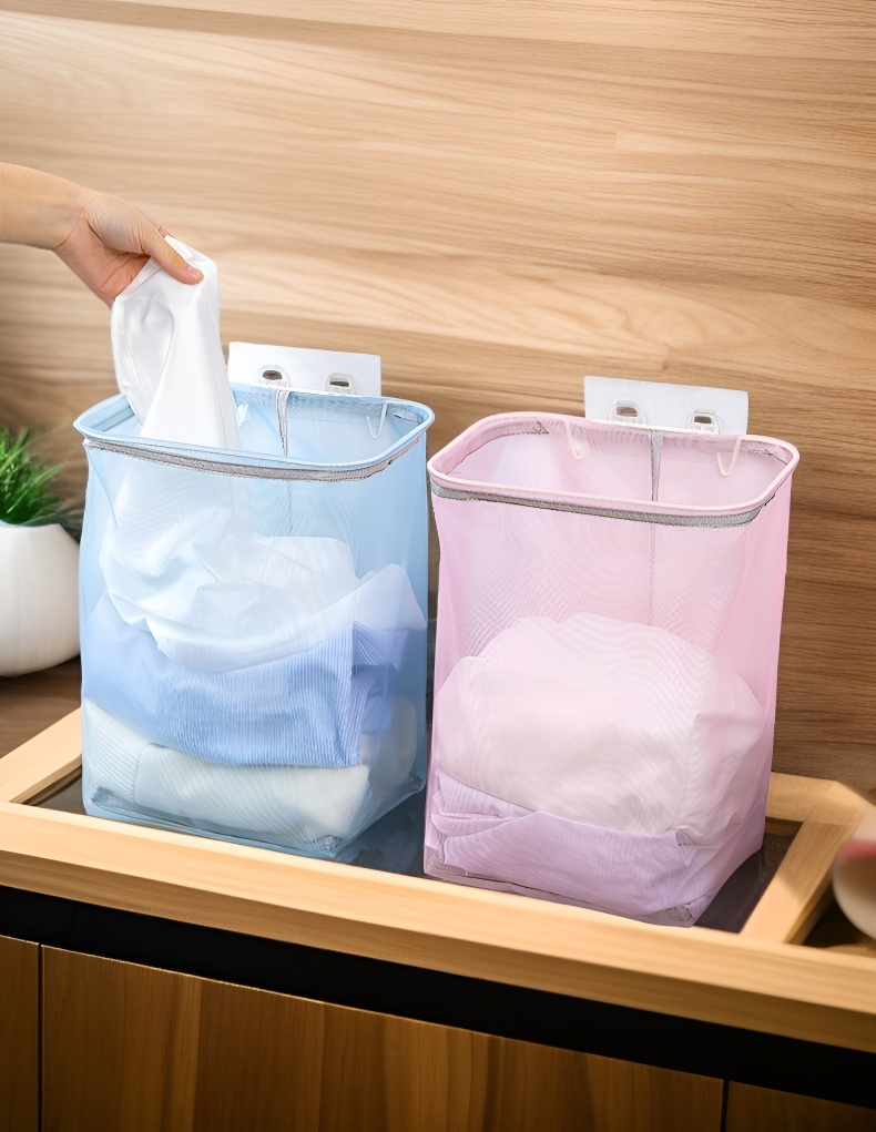 방 한 켠에 놓인 옷 수납 바구니