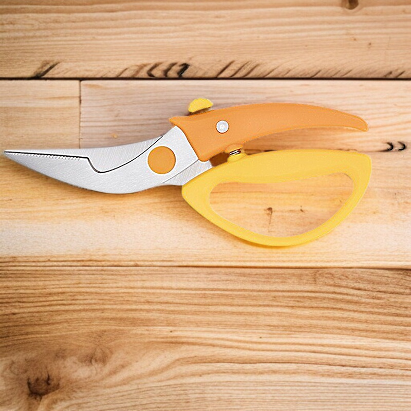 주방에서 닭뼈 자르는 모습