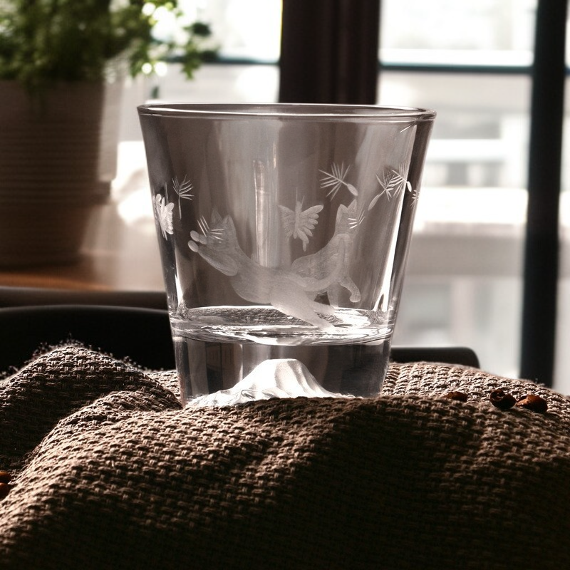 Szklanka z kotem w stylu japońskim i śnieżną Górą Fuji