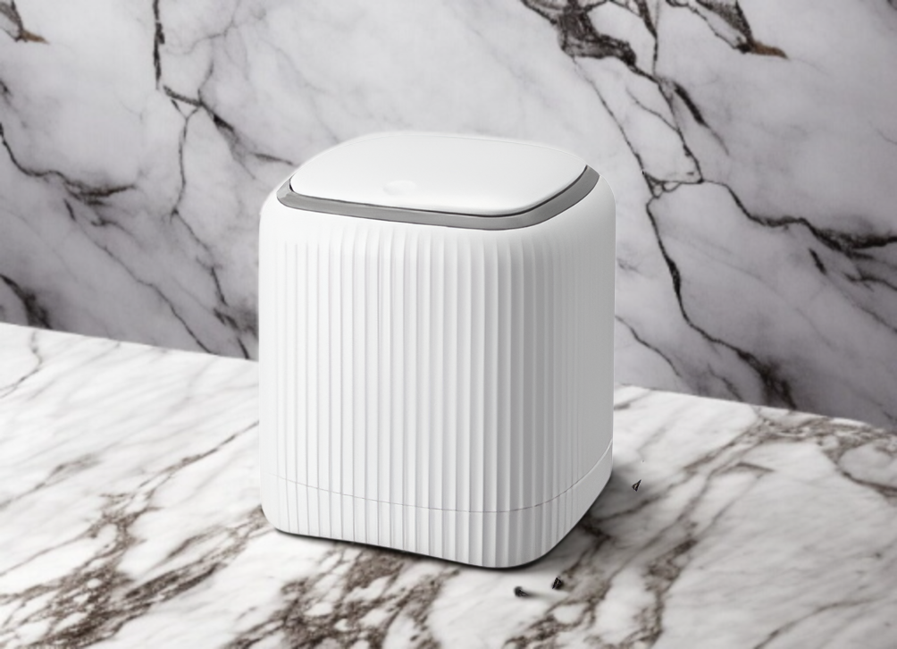 사무실 책상에 놓인 미니 압축 쓰레기통