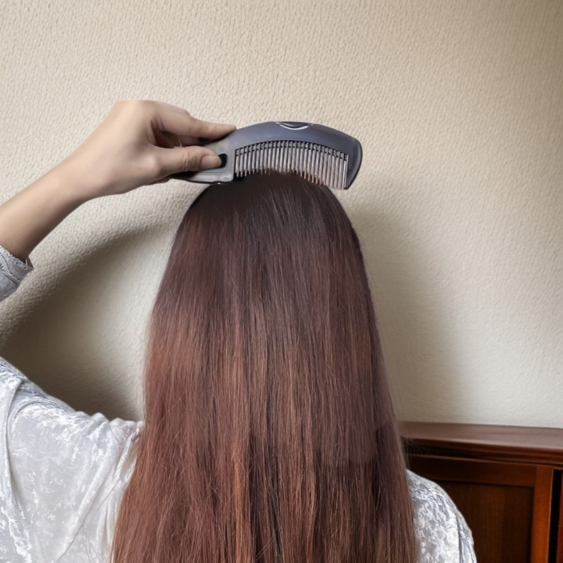 머리카락 건강을 위한 빗 사용 모습