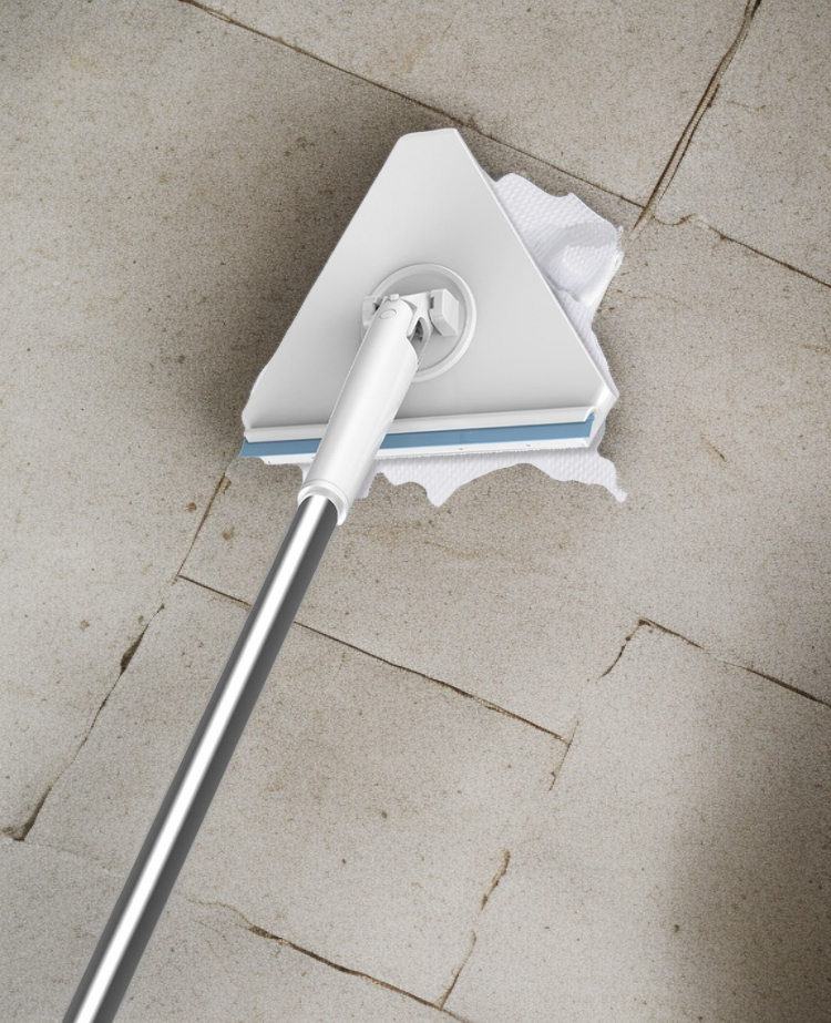 밀대 집게로 바닥 물기 제거 장면