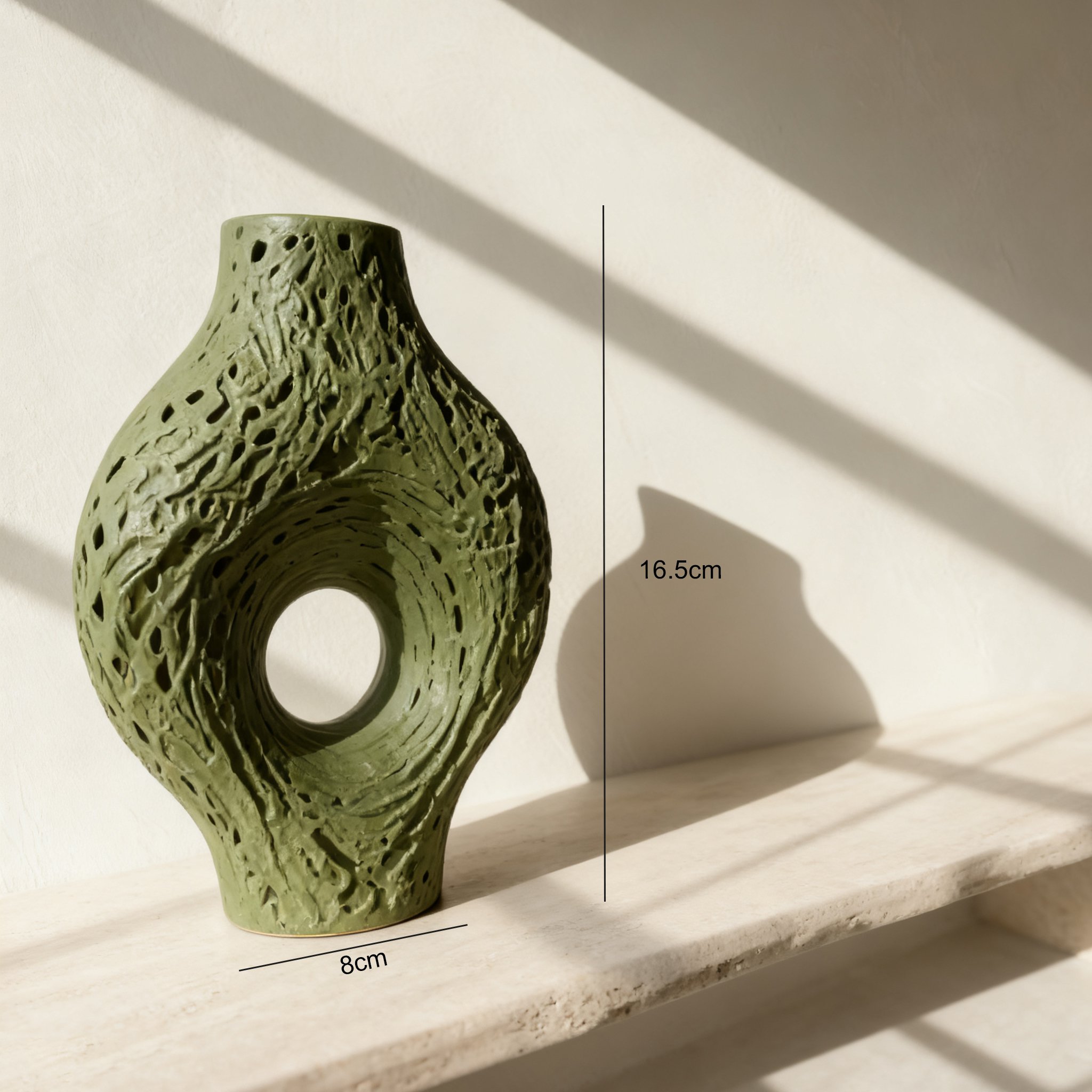 リビングに飾るモダンフィギュア