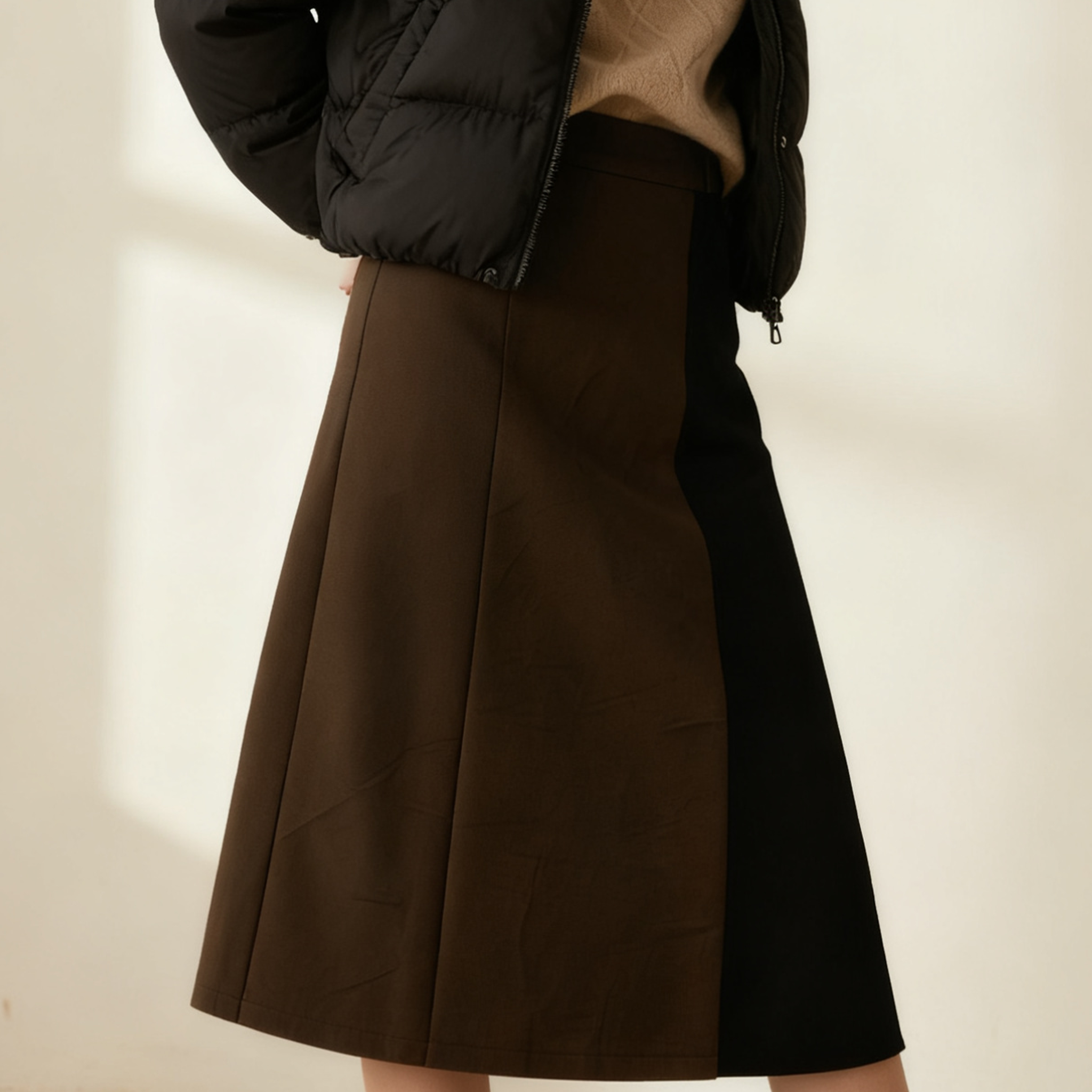 겨울용 두꺼운 소재의 여성 중간길이 치마 착용샷