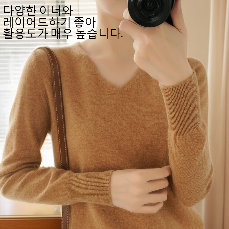 우아한 V넥 디자인의 여성 니트 스웨터
