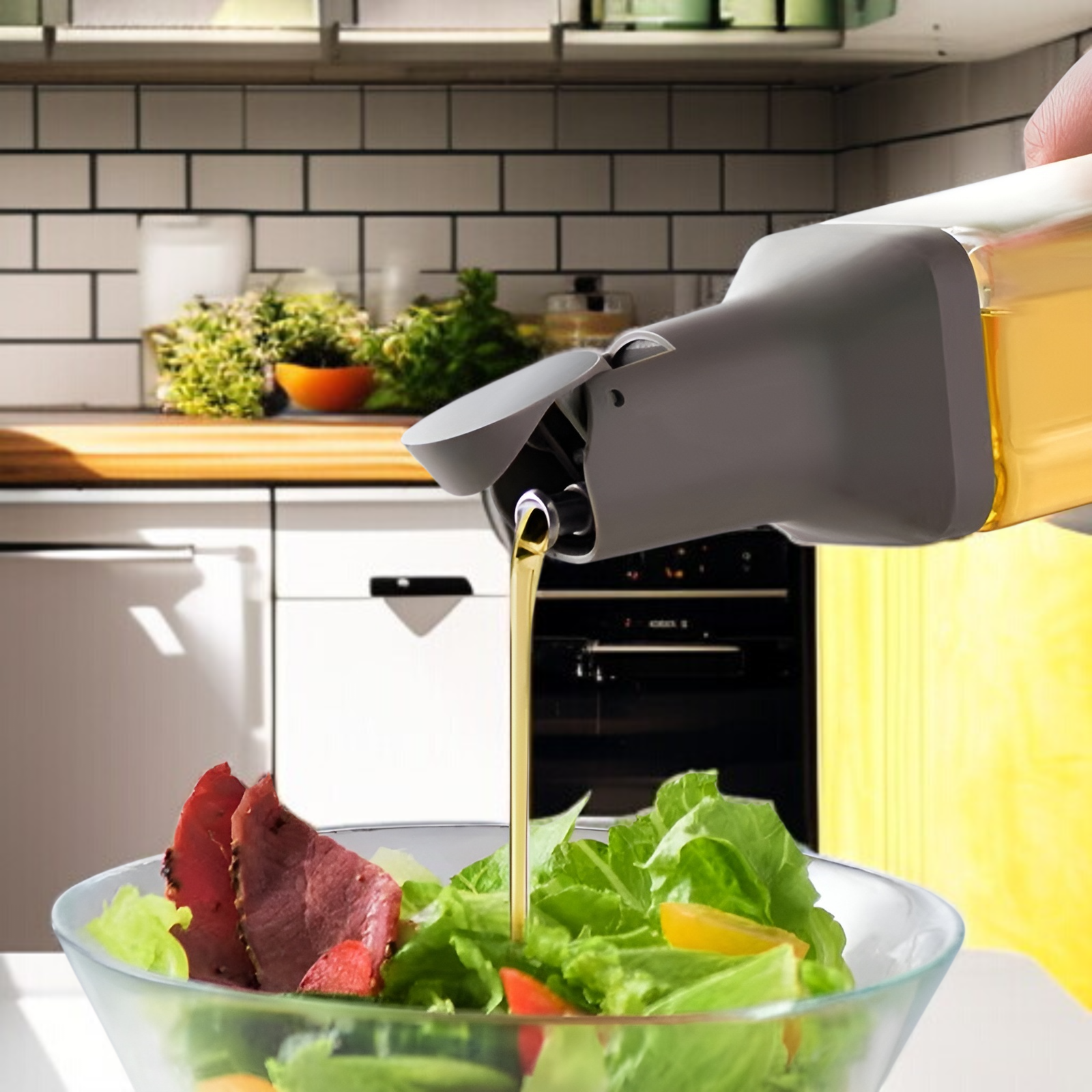 キッチン収納に便利な調味料ボトル