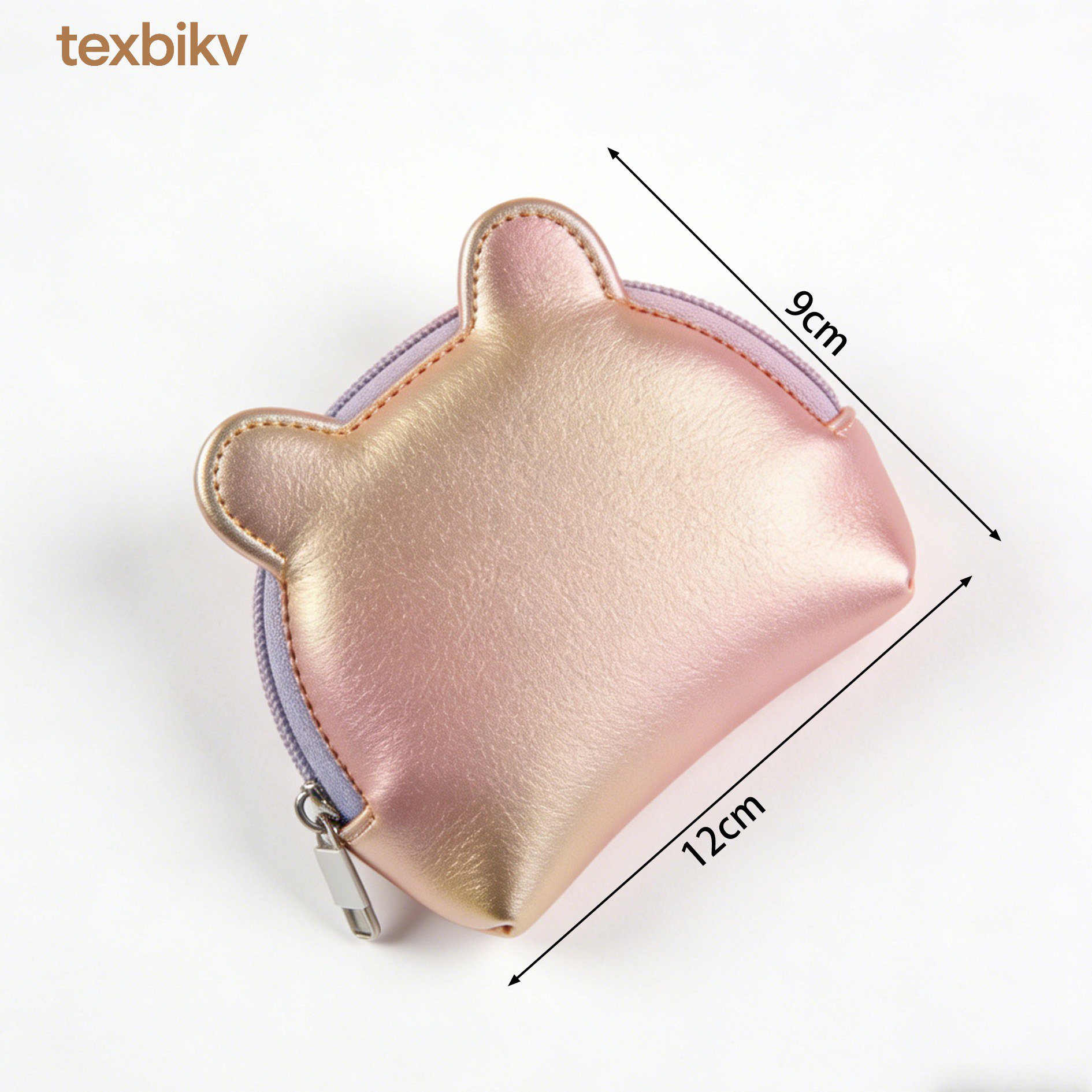 整理ポーチにケーブルを収納している様子