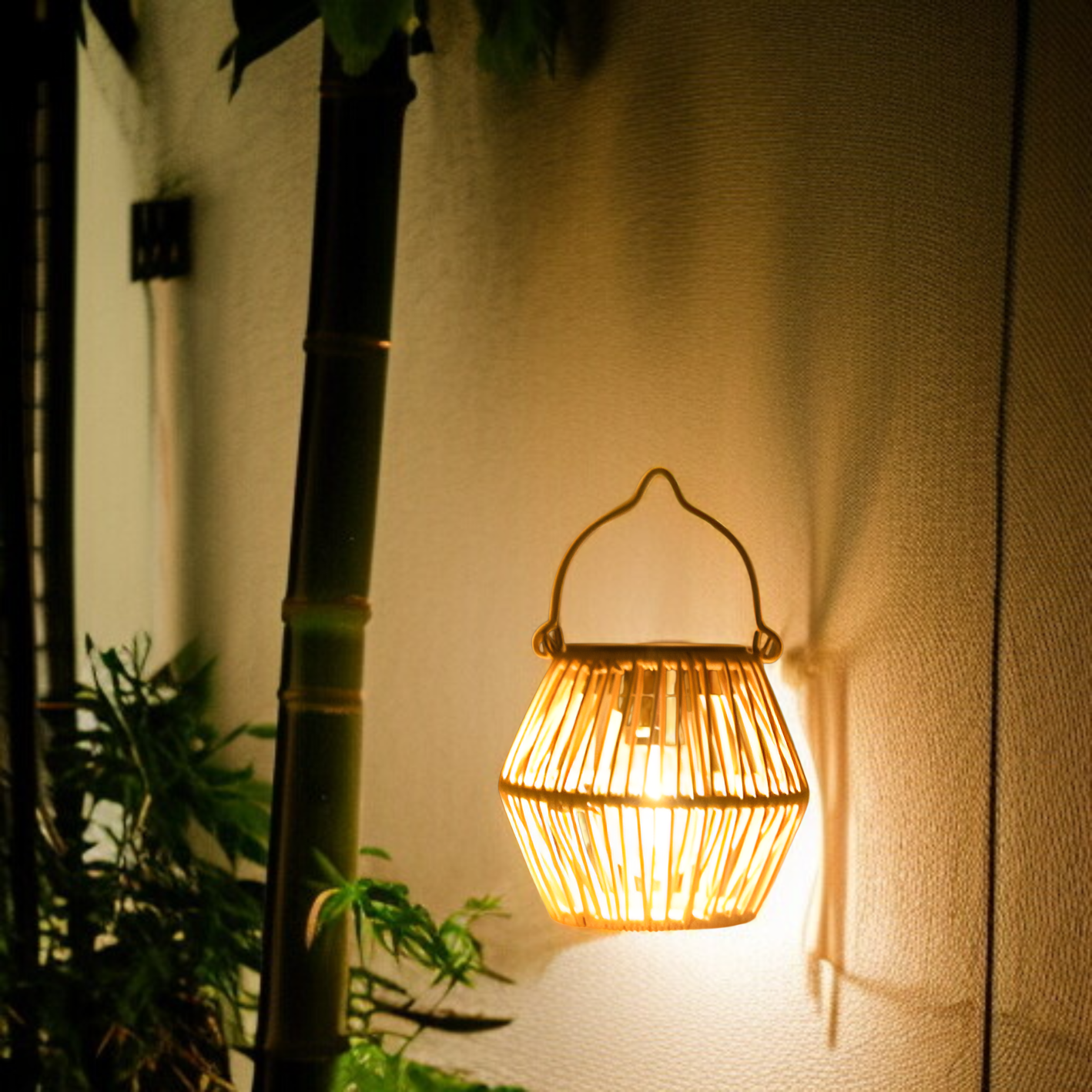 庭園やベランダの装飾に最適な竹編みランタン