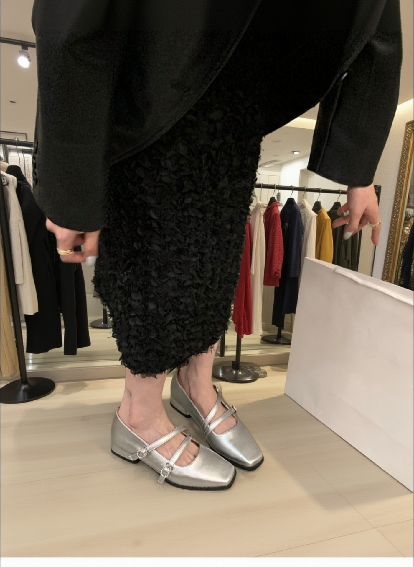 세련된 실버 메리 제인 슈즈 스타일링 예시