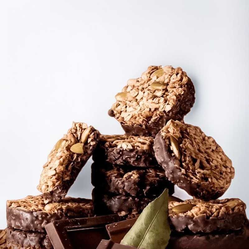 Nahaufnahme von Schokoladenstücken im Müsli