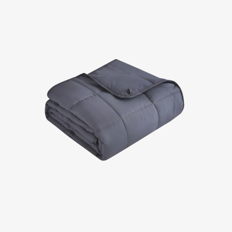 기숙사 침대에 놓인 중력 퀼트 블랭킷