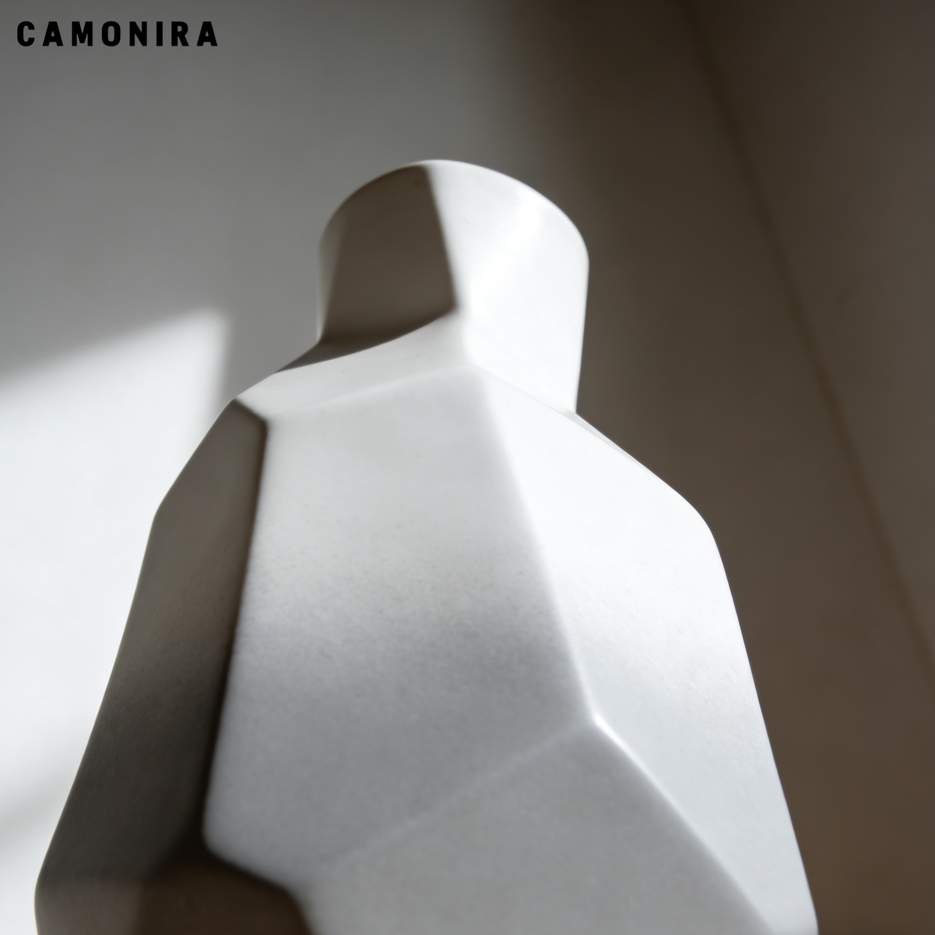 幾何学的な陶器の花瓶