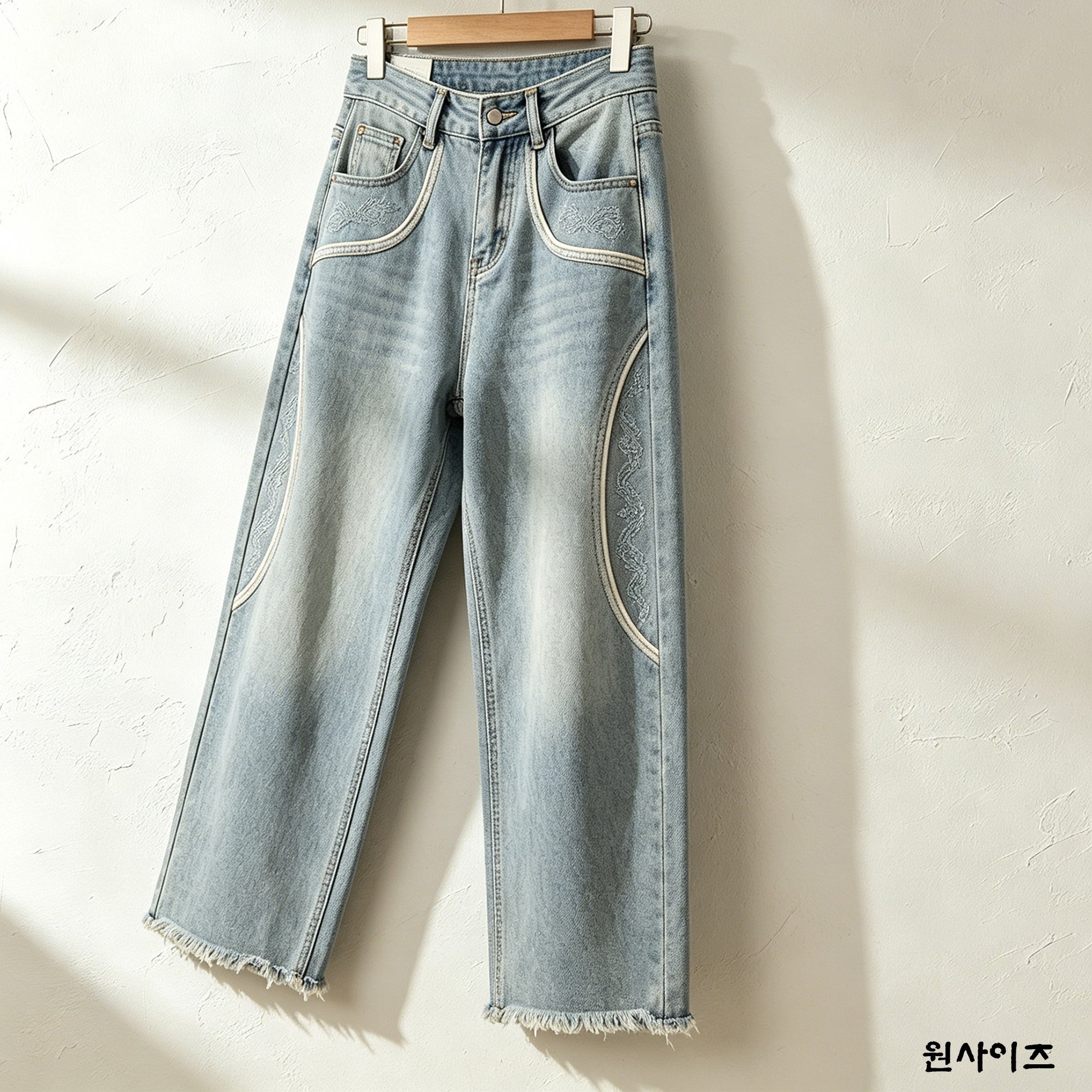 트렌디한 자수 디테일 청바지 클로즈업