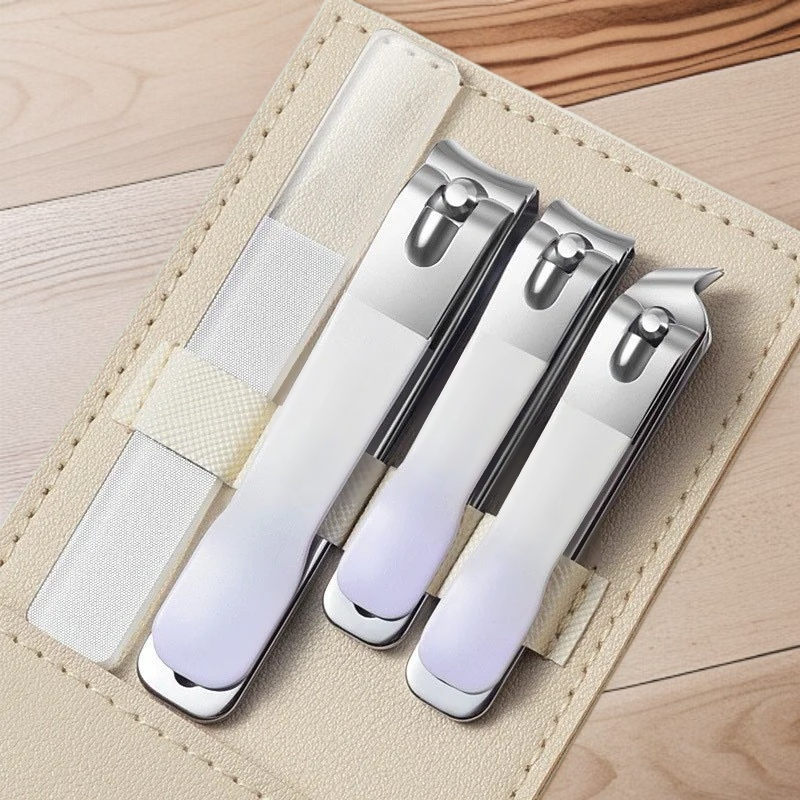 손톱을 깔끔하게 자르는 손톱깎이 사용 모습