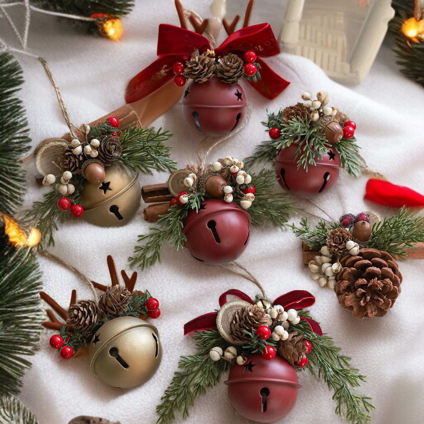 벽면에 장식된 크리스마스 리본 솔방울