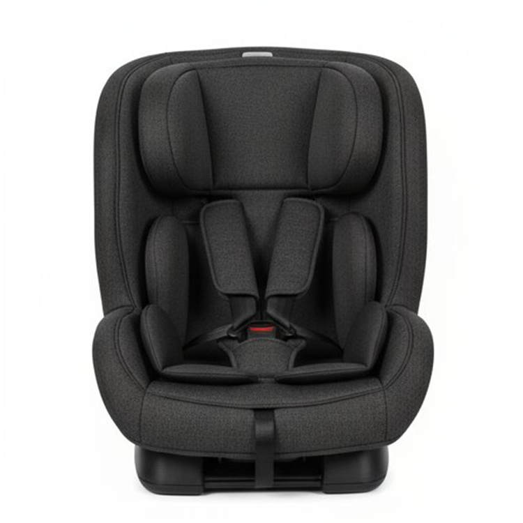 차량에 설치된 어린이 안전 좌석 모습