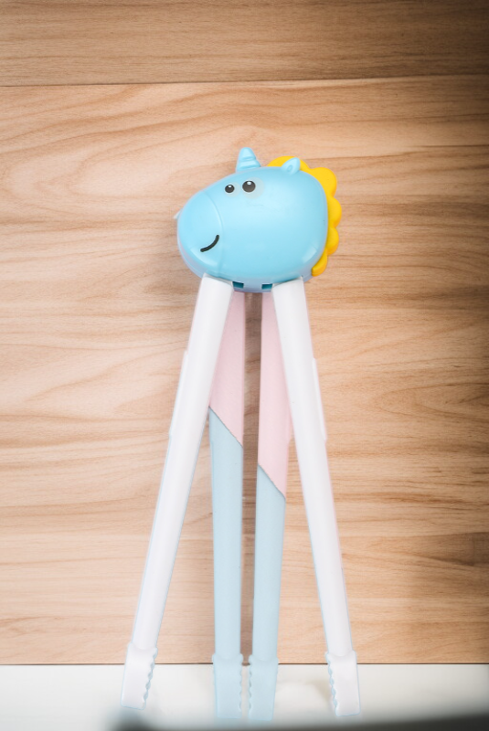 かわいい動物デザインが施された補助箸