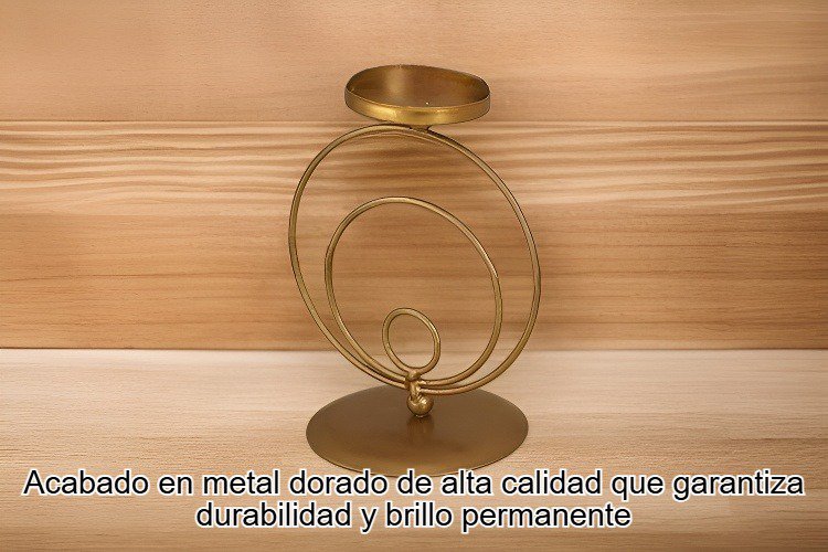 Candelabro alto de hierro con arte en metal dorado sobre mesa elegante