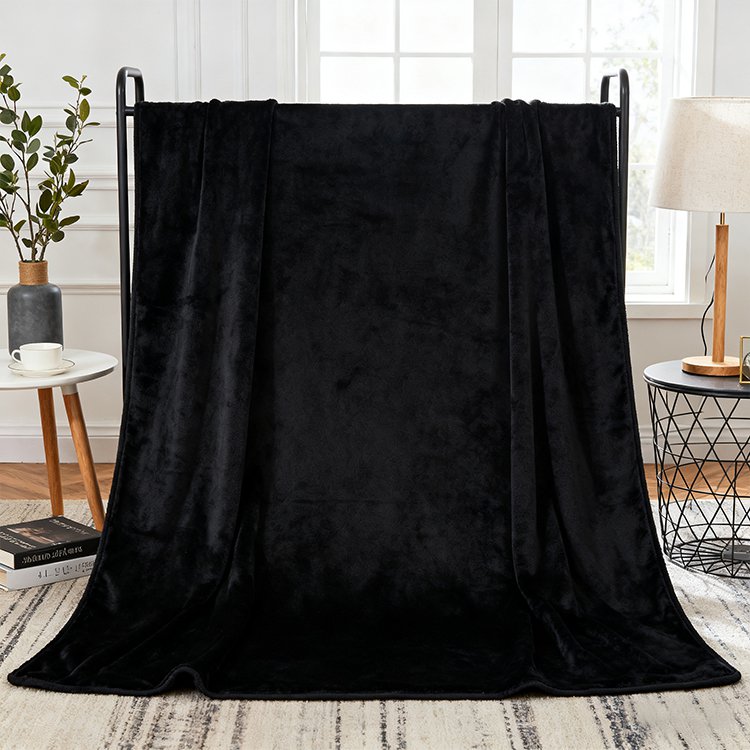 Černá měkká deka