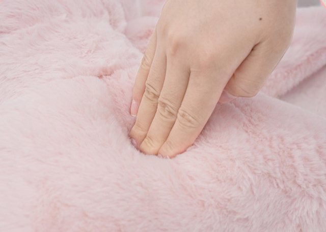 편안함을 강조한 인조 토끼털 베개와 소파