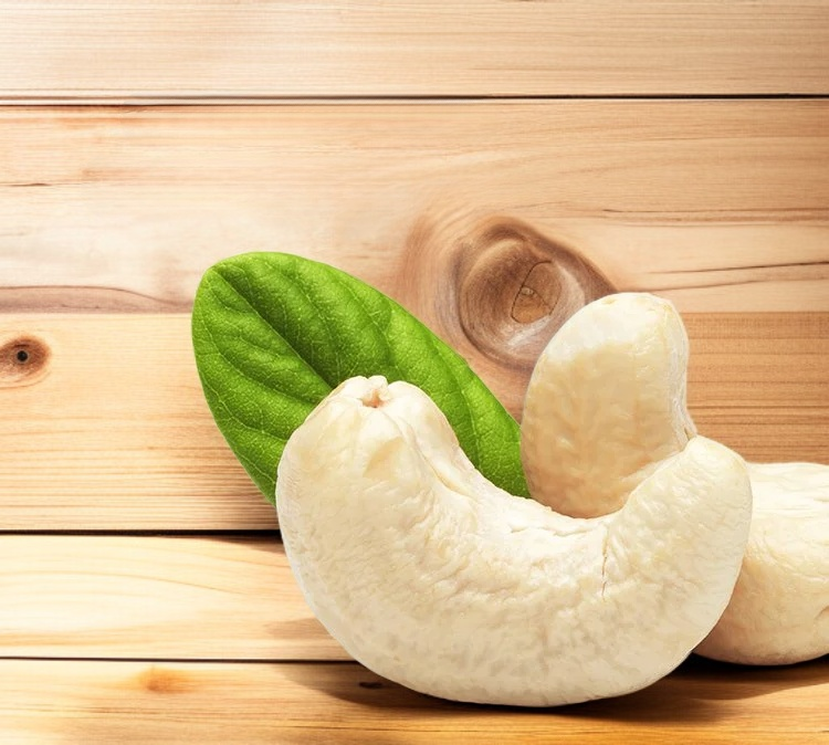 炭火焼きされたカリカリのカシューナッツのアップ写真