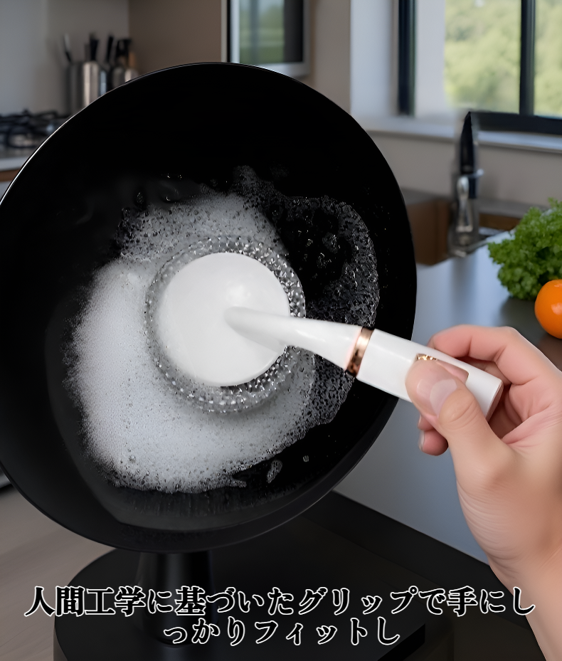 長柄ポットブラシで鍋を洗っている様子