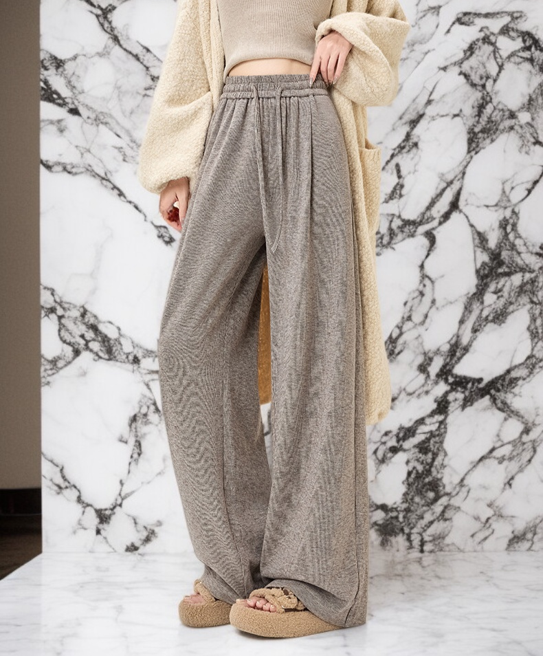 ストレートシルエットのラムウールパンツ着用イメージ