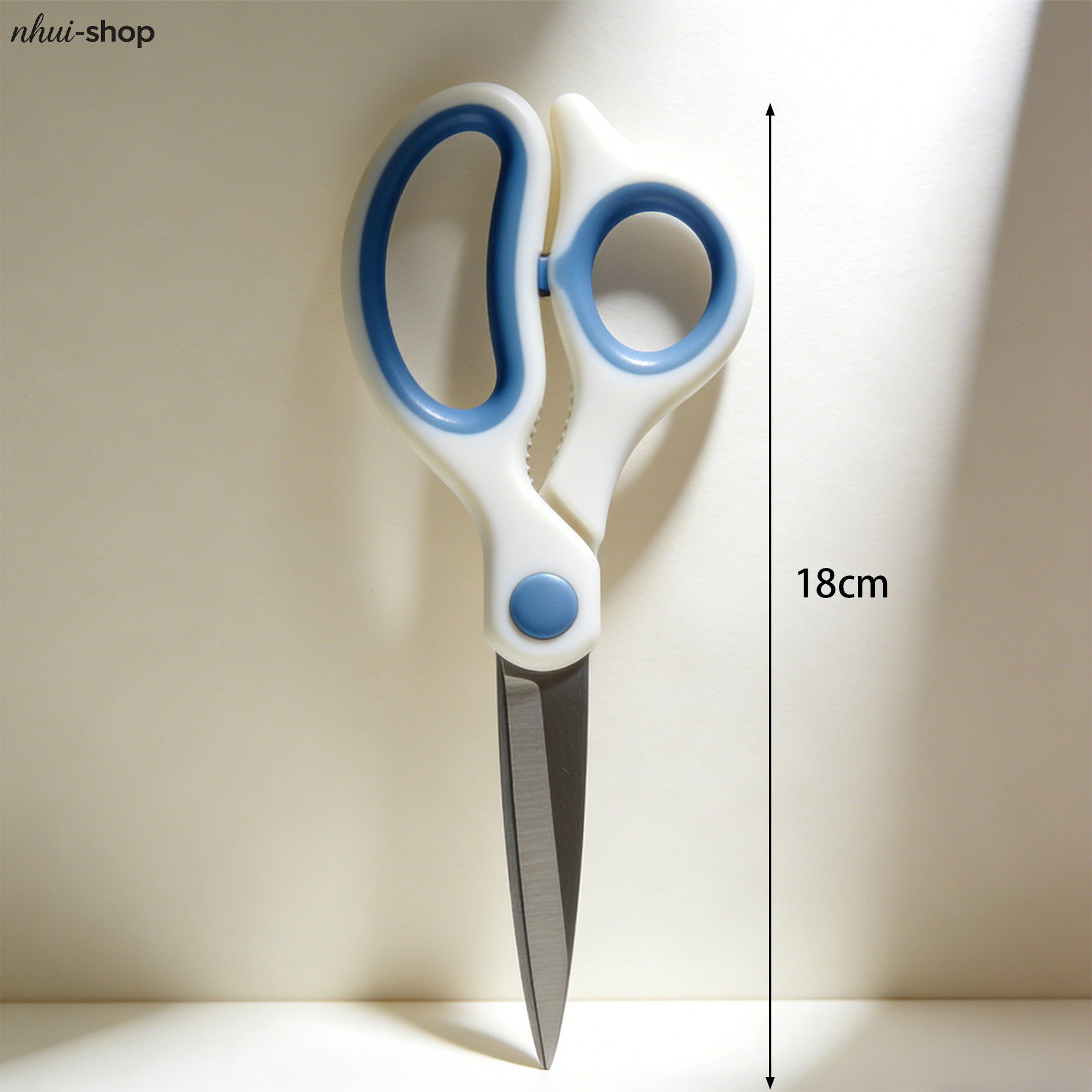 鋒利刀刃不鏽鋼剪刀近照