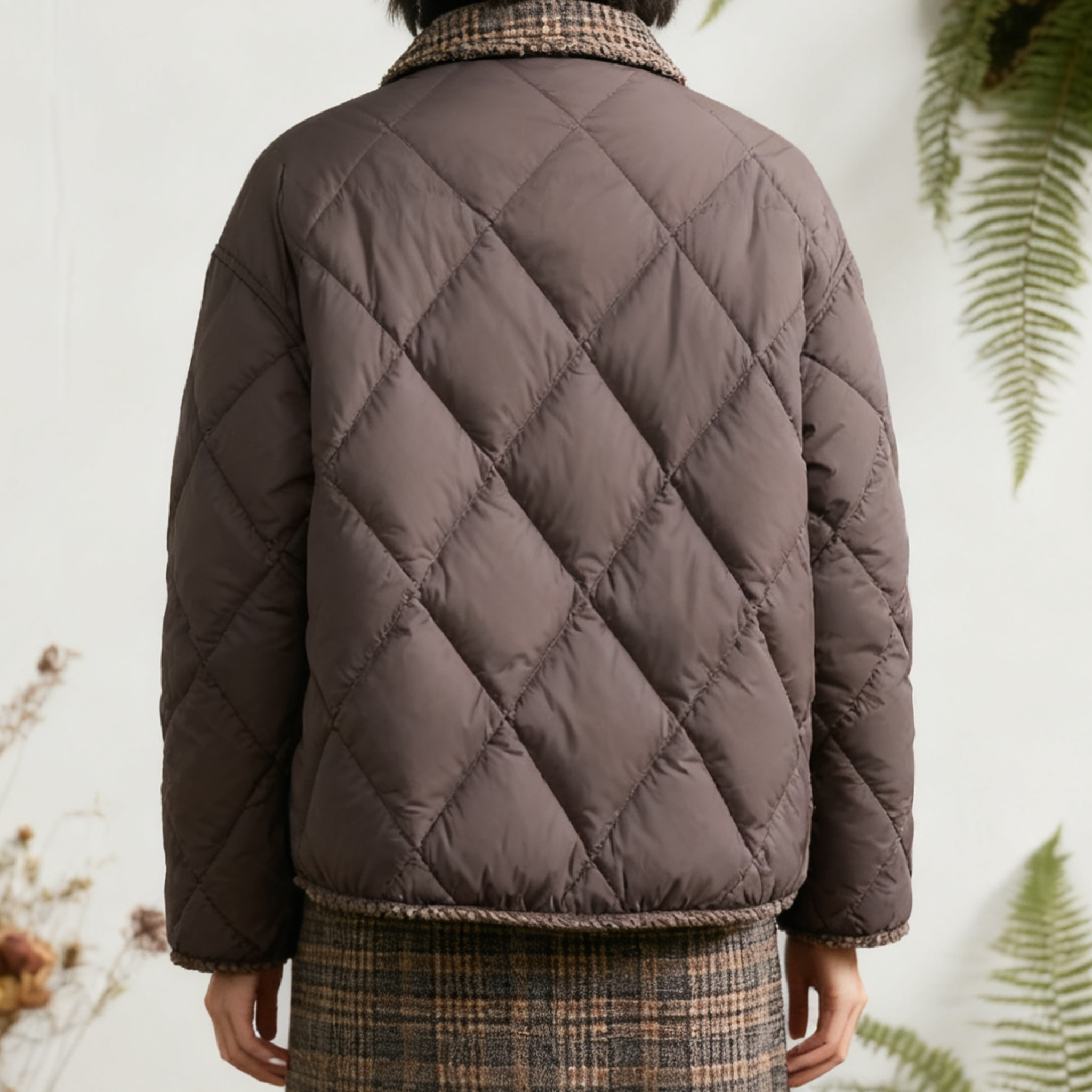 여성용 따뜻한 다운 재킷 착용 모습