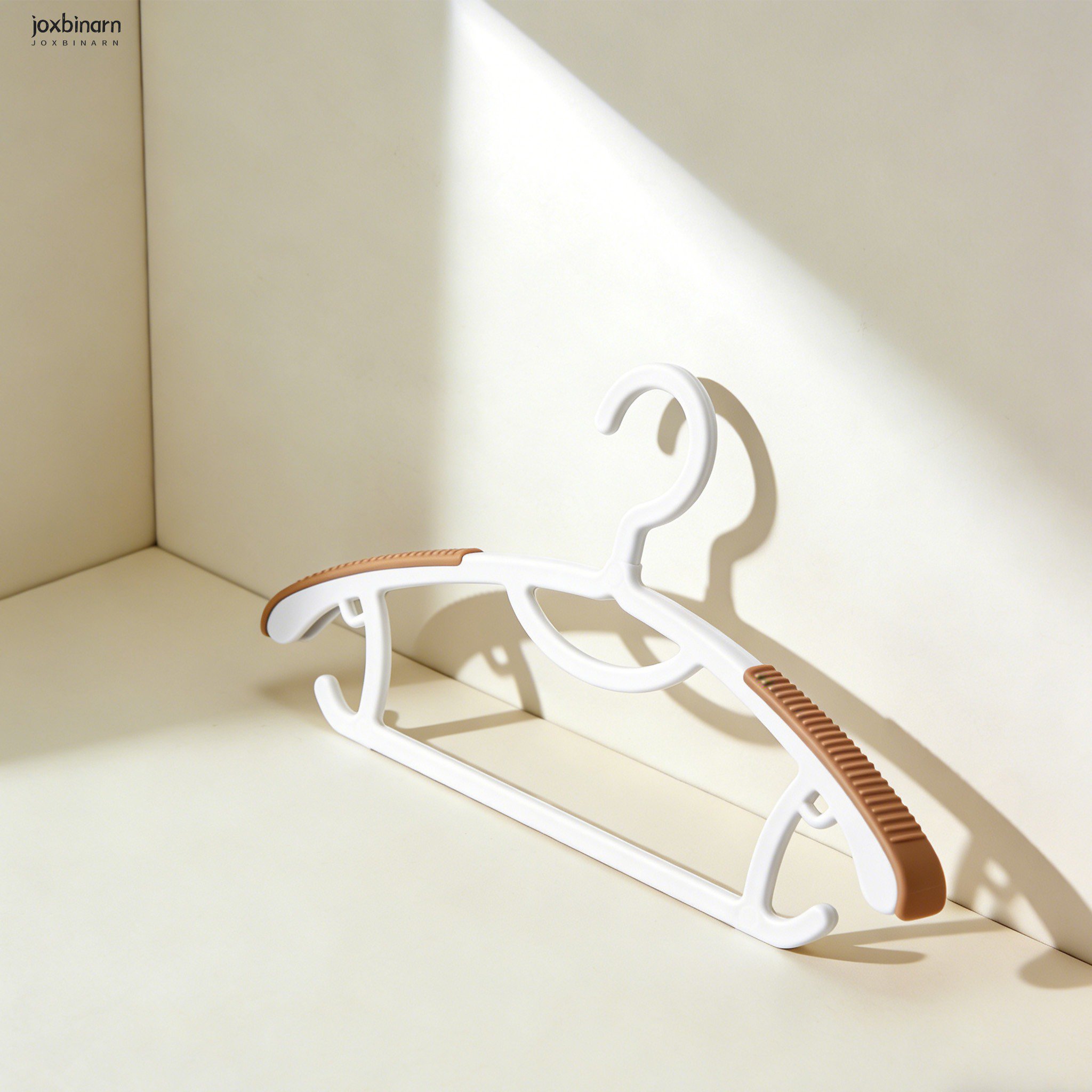 省スペース設計のハンガーをクローゼットに掛けた様子