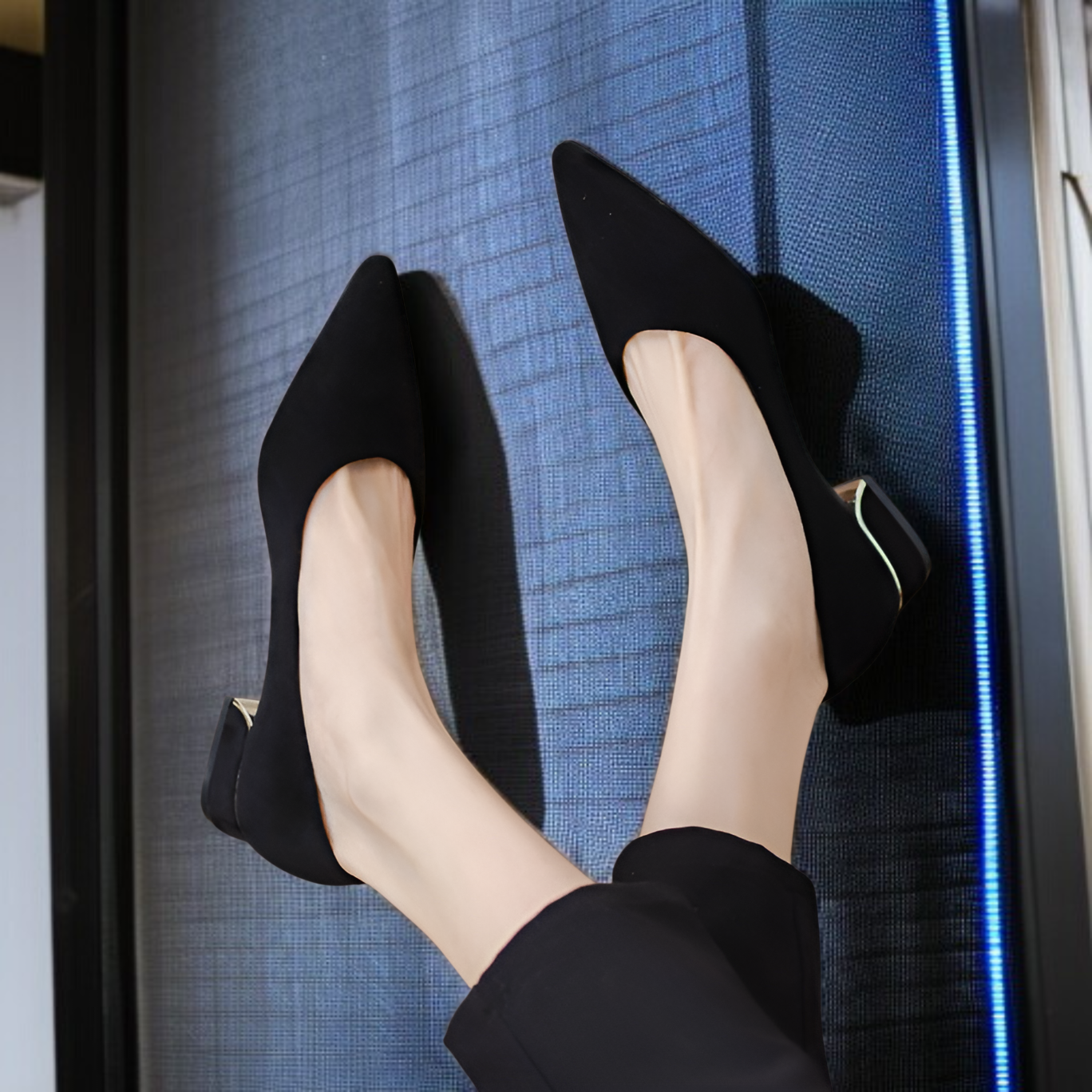 スタイリッシュな尖ったつま先ヒール