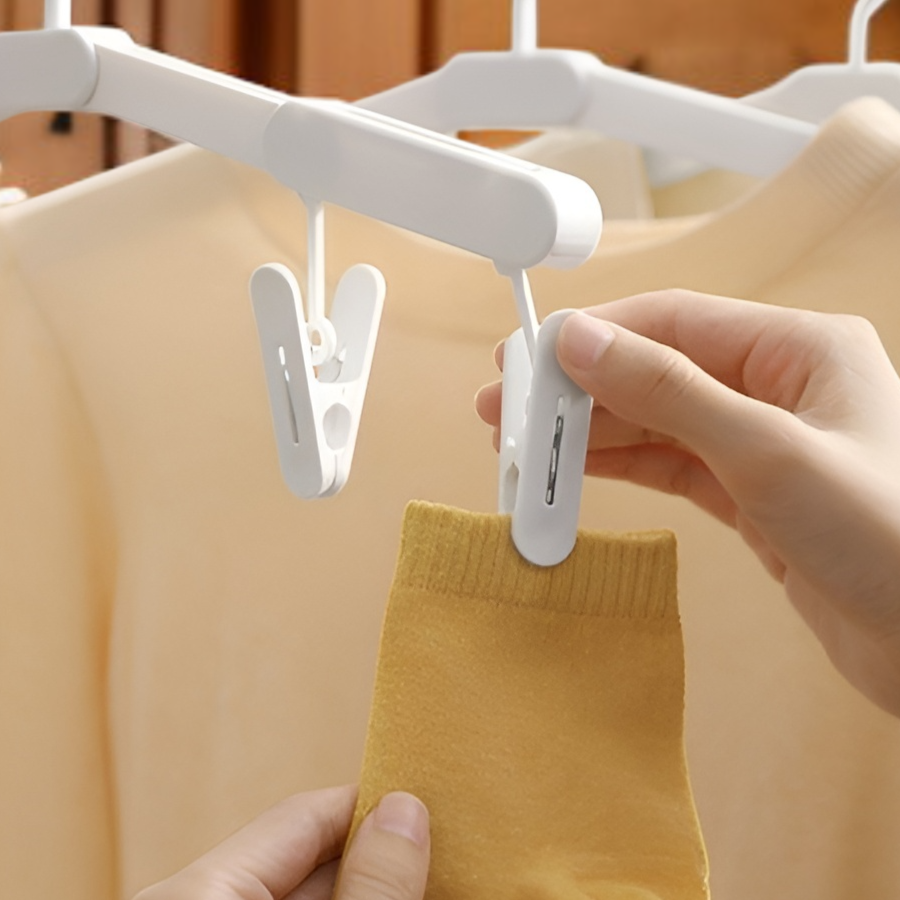 Percha plegable sin costuras colgando camisas