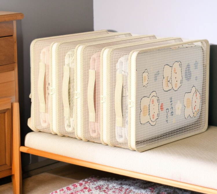 옷장 안에 정리된 수납 가방 사용 예시