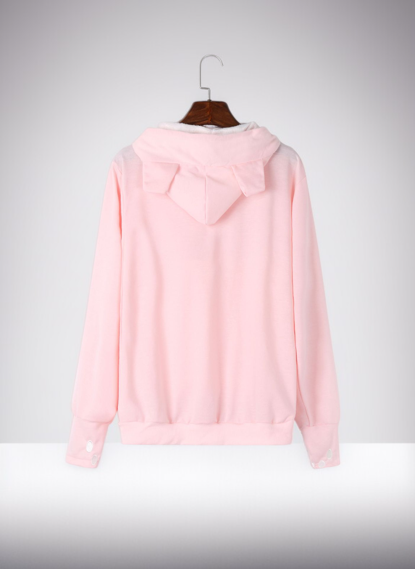 캐주얼 스타일의 후드 스웨트셔츠 착용 모습