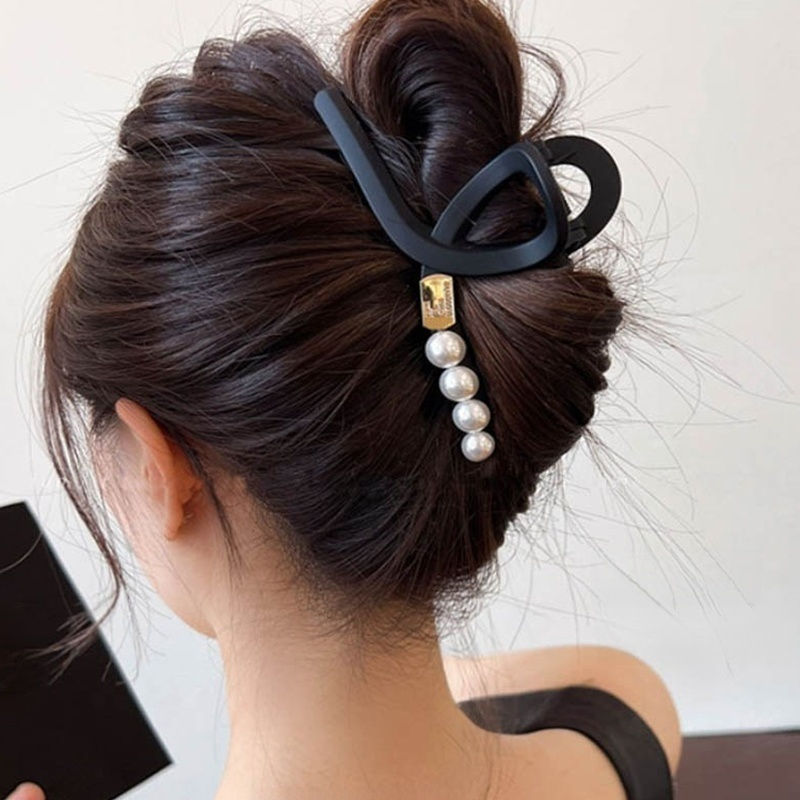 กิ๊บติดผมที่ด้านหลังศีรษะ