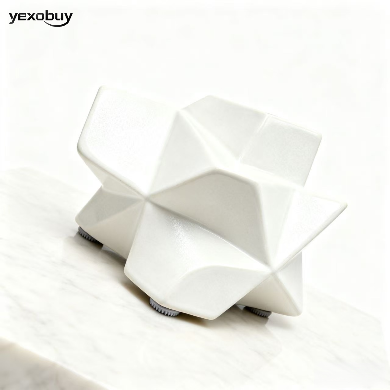 기하학적 디자인의 세라믹 오브제 근접 사진