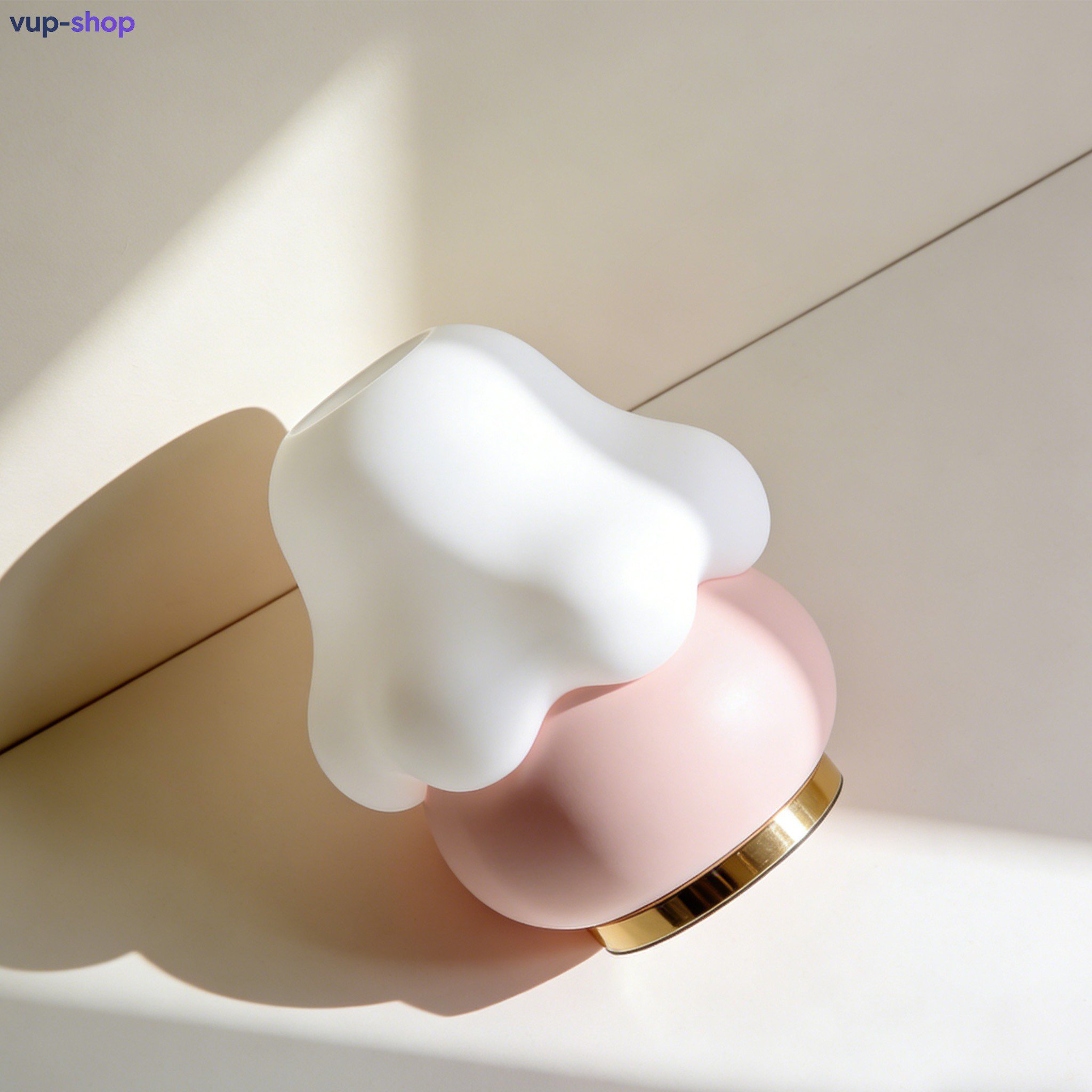 床頭燈柔和光線營造舒適氛圍