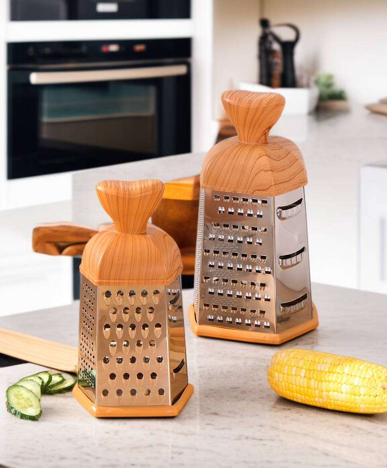 손에 쥔 나무 질감 면도기 사용 장면