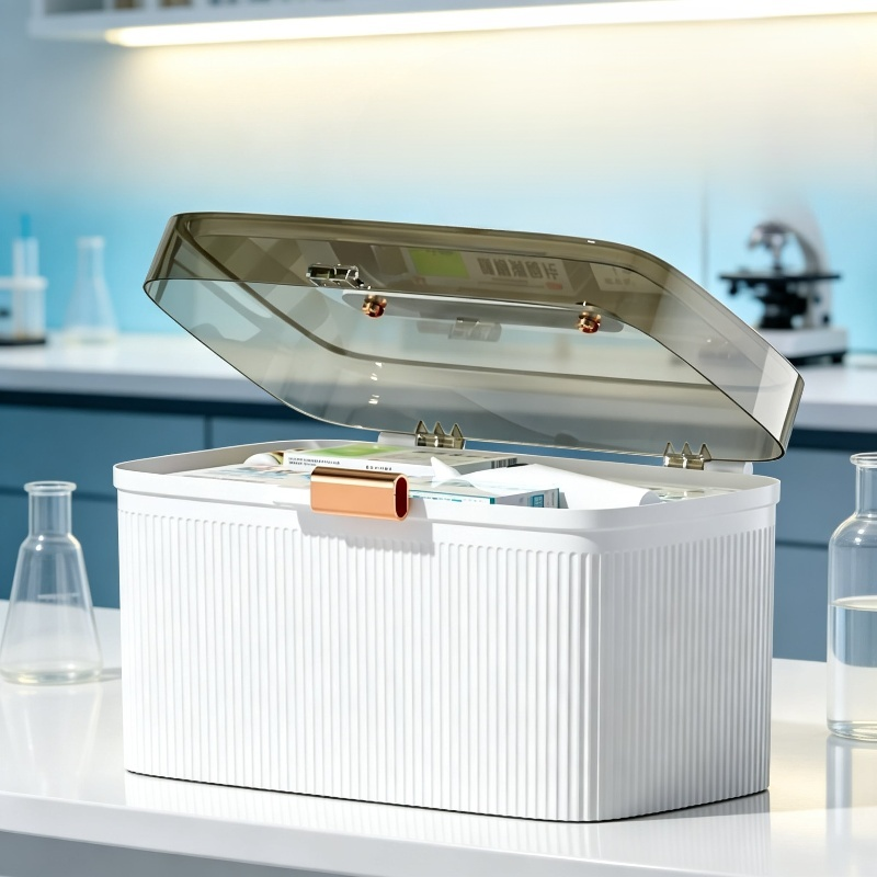 Многоярусная аптечка семейного размера для домашнего использования.